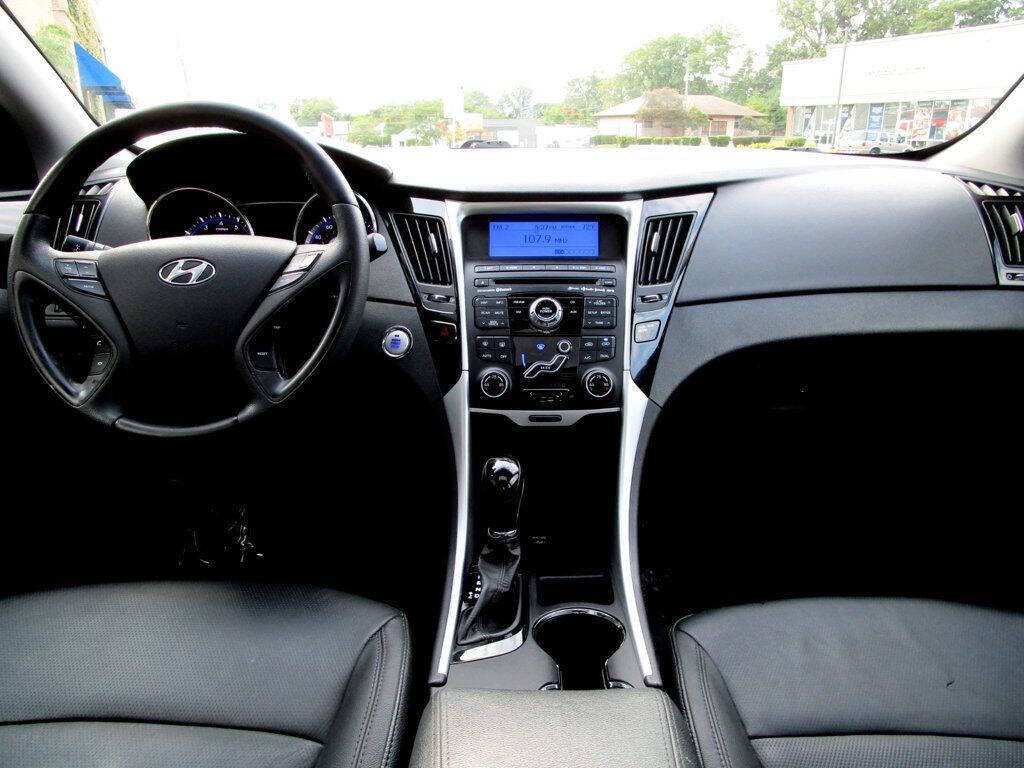 2011 Hyundai Sonata Image 2