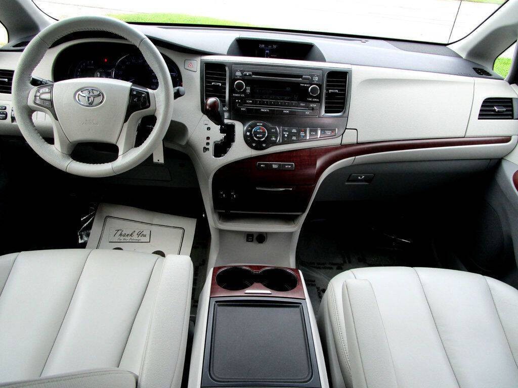 2014 Toyota Sienna Image 2