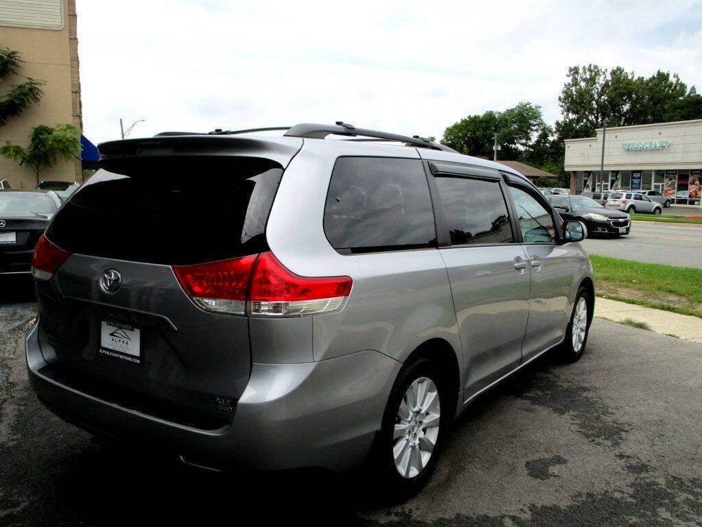 2014 Toyota Sienna Image 7