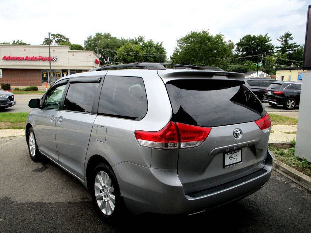 2014 Toyota Sienna Image 9