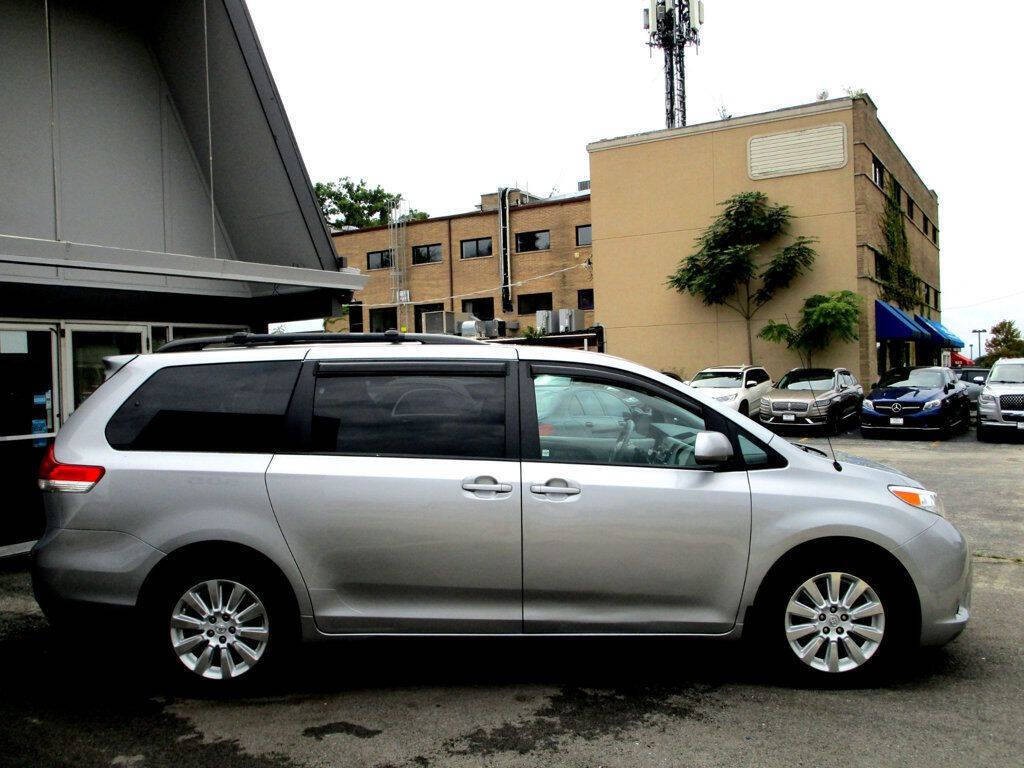 2014 Toyota Sienna Image 10