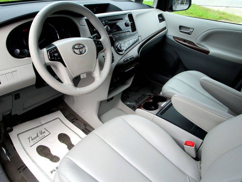 2014 Toyota Sienna Image 12
