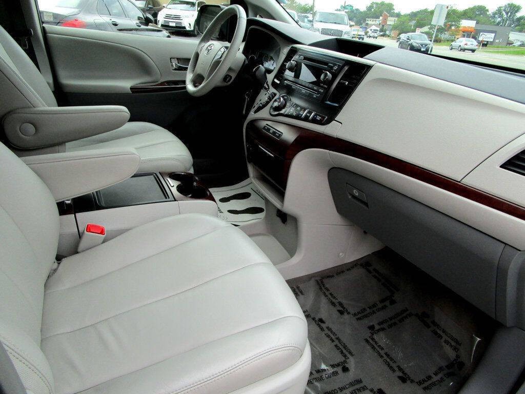 2014 Toyota Sienna Image 13