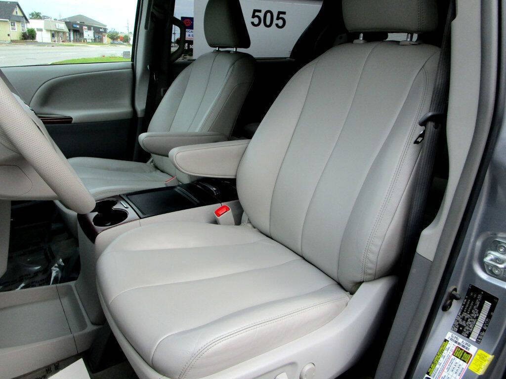 2014 Toyota Sienna Image 14