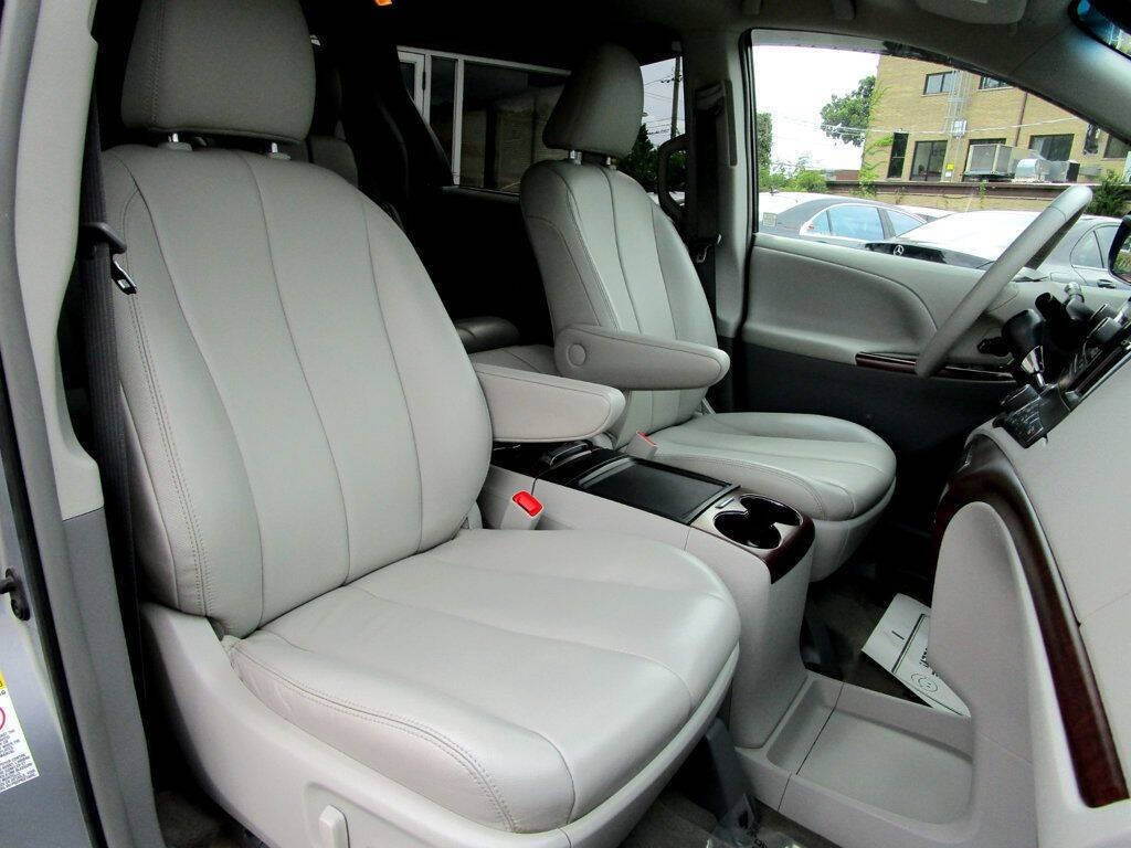 2014 Toyota Sienna Image 15