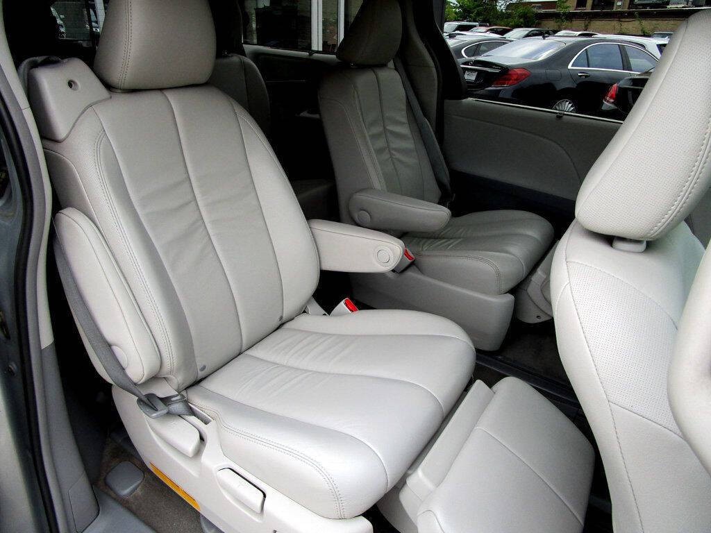 2014 Toyota Sienna Image 16
