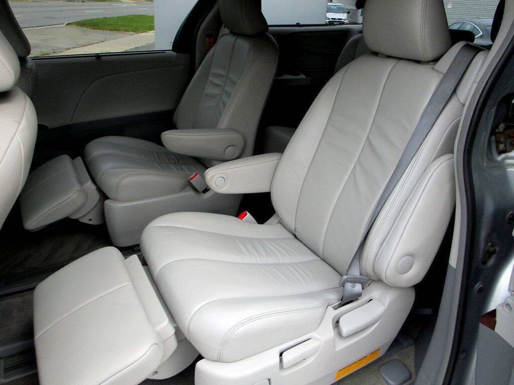 2014 Toyota Sienna Image 17