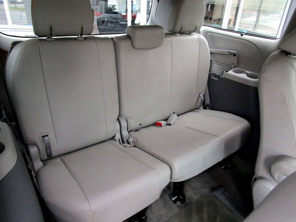 2014 Toyota Sienna Image 19