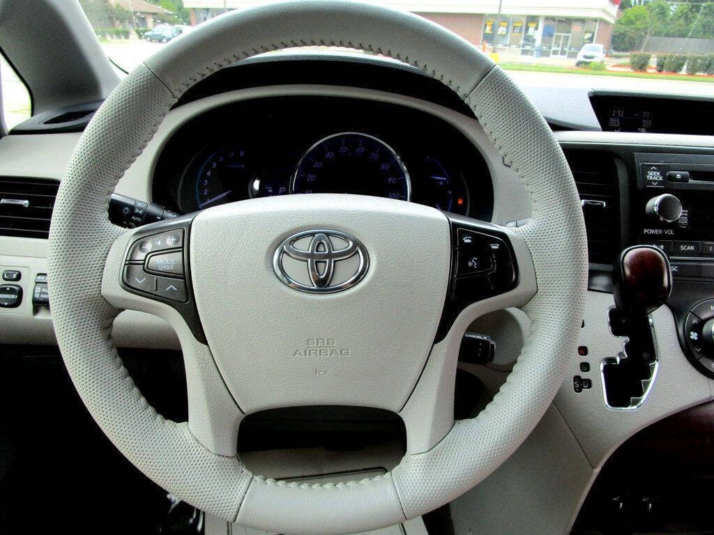 2014 Toyota Sienna Image 21