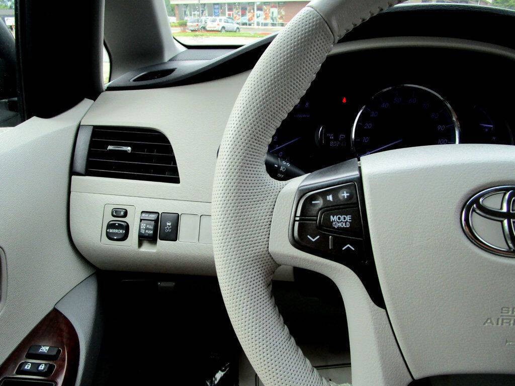 2014 Toyota Sienna Image 22
