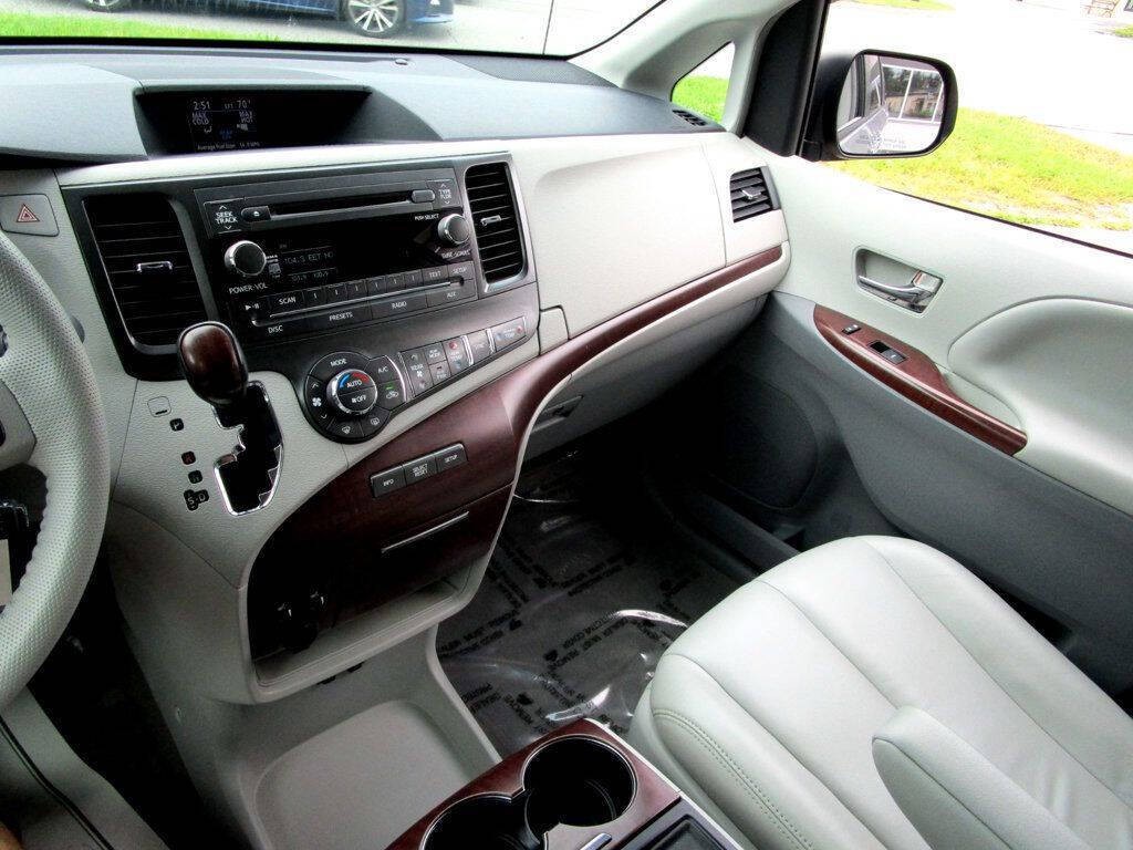 2014 Toyota Sienna Image 24