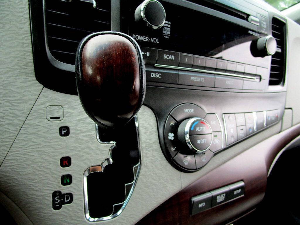 2014 Toyota Sienna Image 25
