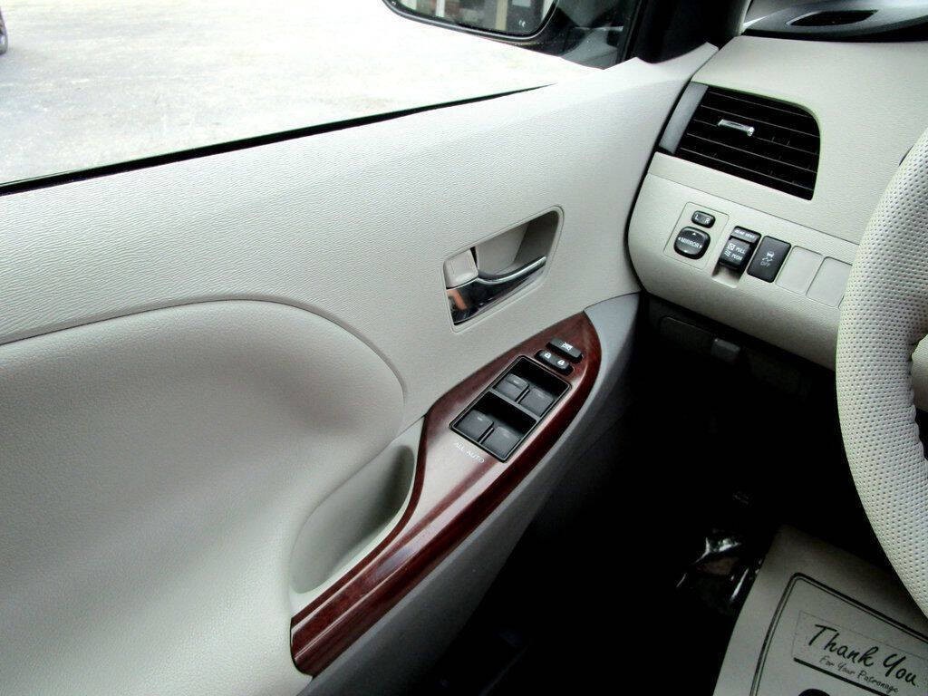 2014 Toyota Sienna Image 35