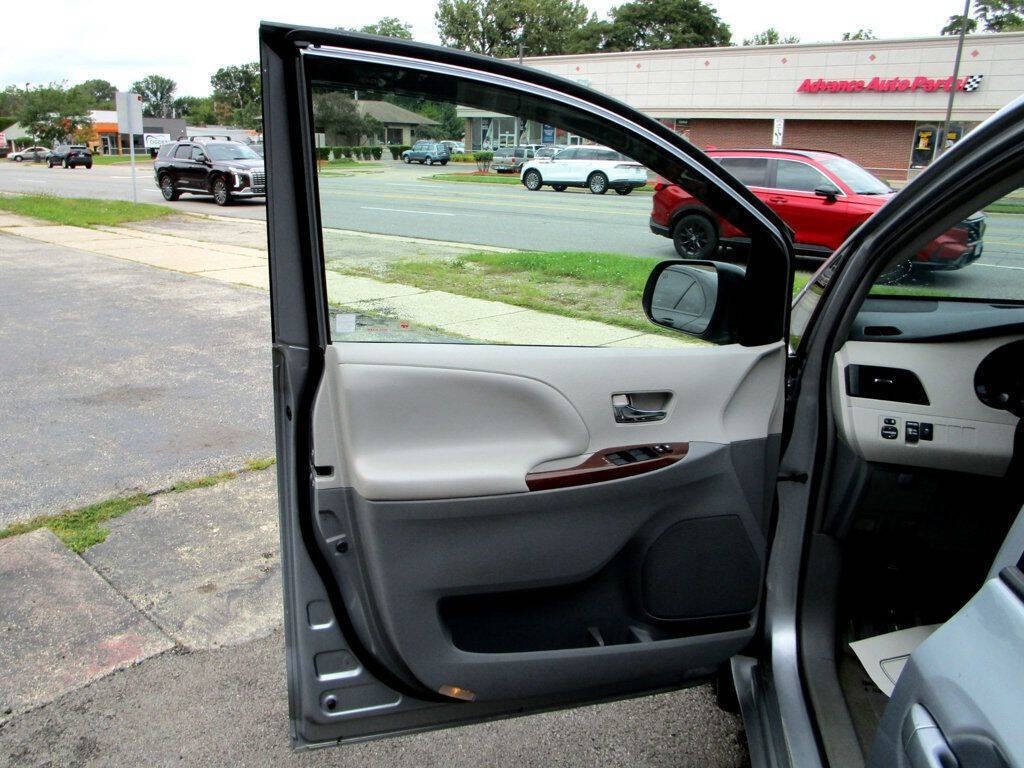 2014 Toyota Sienna Image 36