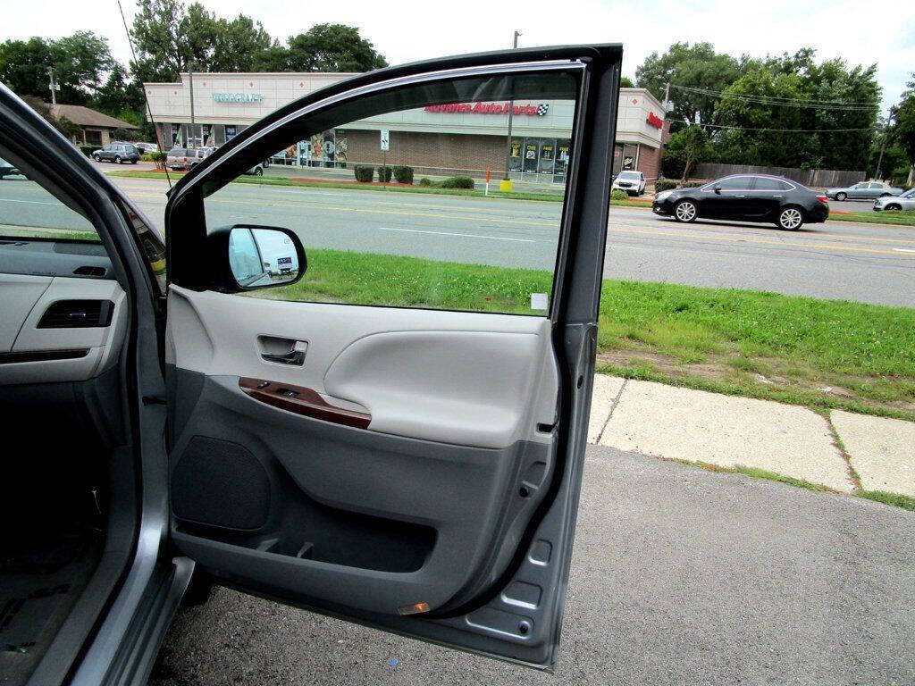 2014 Toyota Sienna Image 37