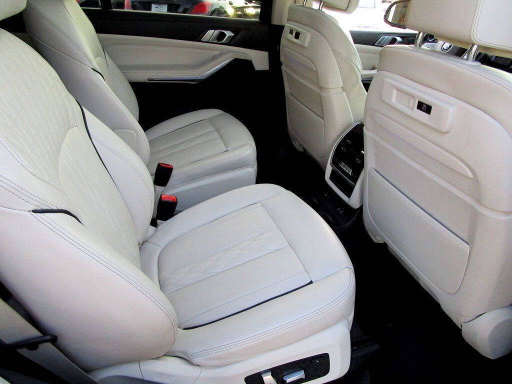 2019 BMW X7 Image 17