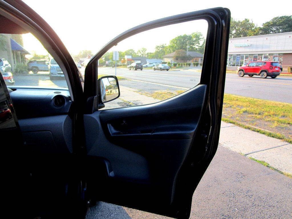 2015 Nissan NV200 Image 24