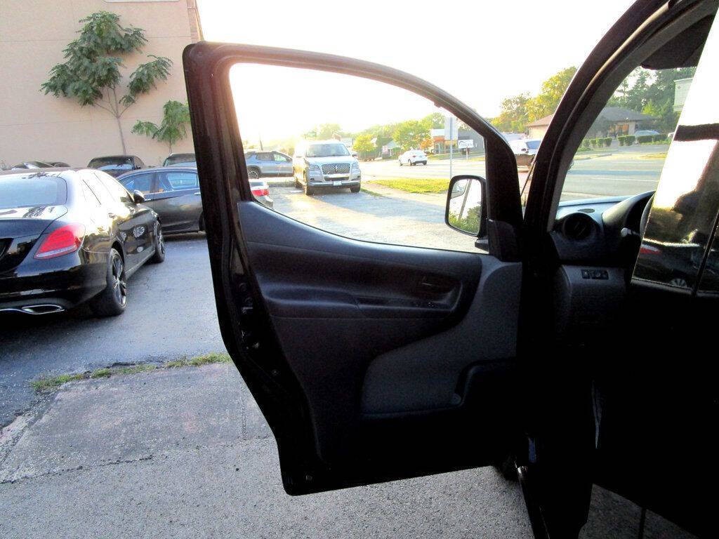 2015 Nissan NV200 Image 25