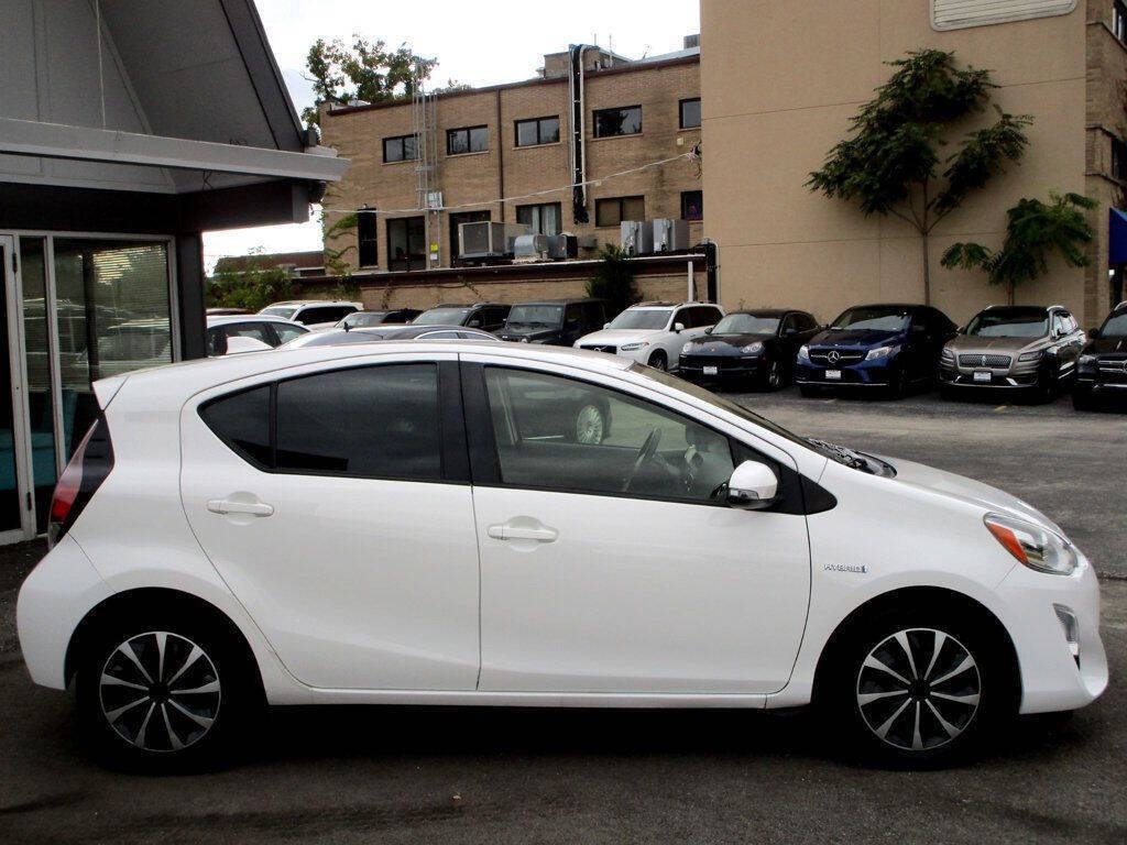 2015 Toyota Prius Image 10