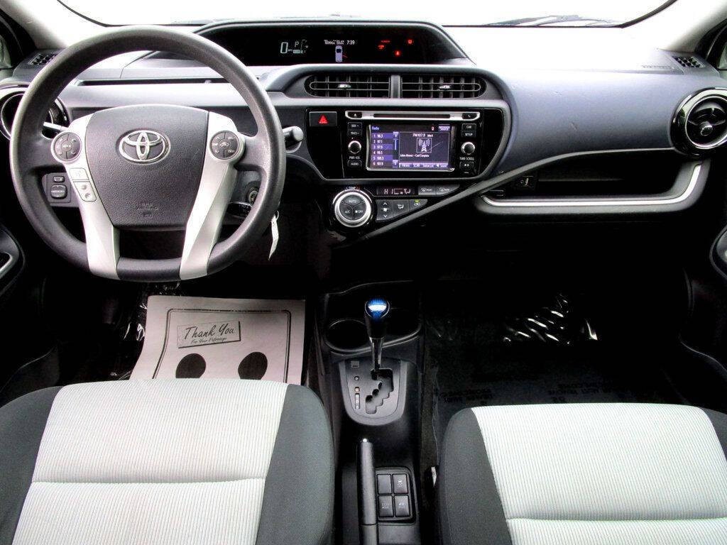 2015 Toyota Prius Image 2
