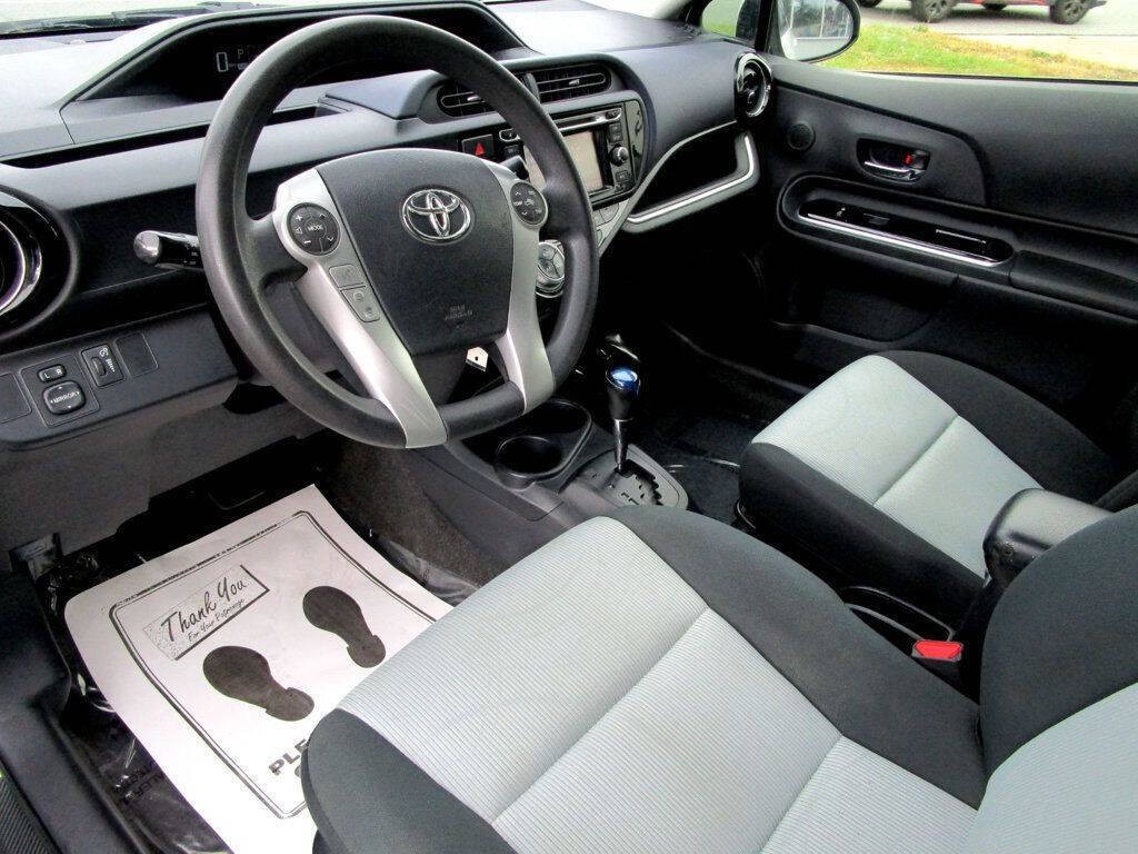2015 Toyota Prius Image 12