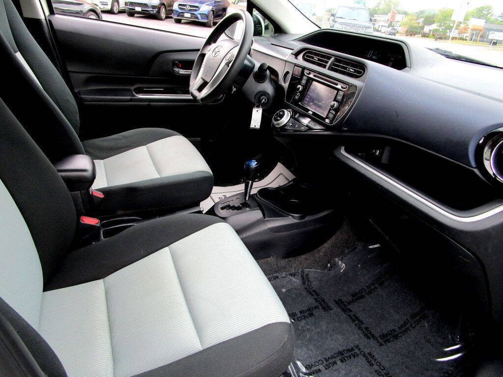 2015 Toyota Prius Image 13