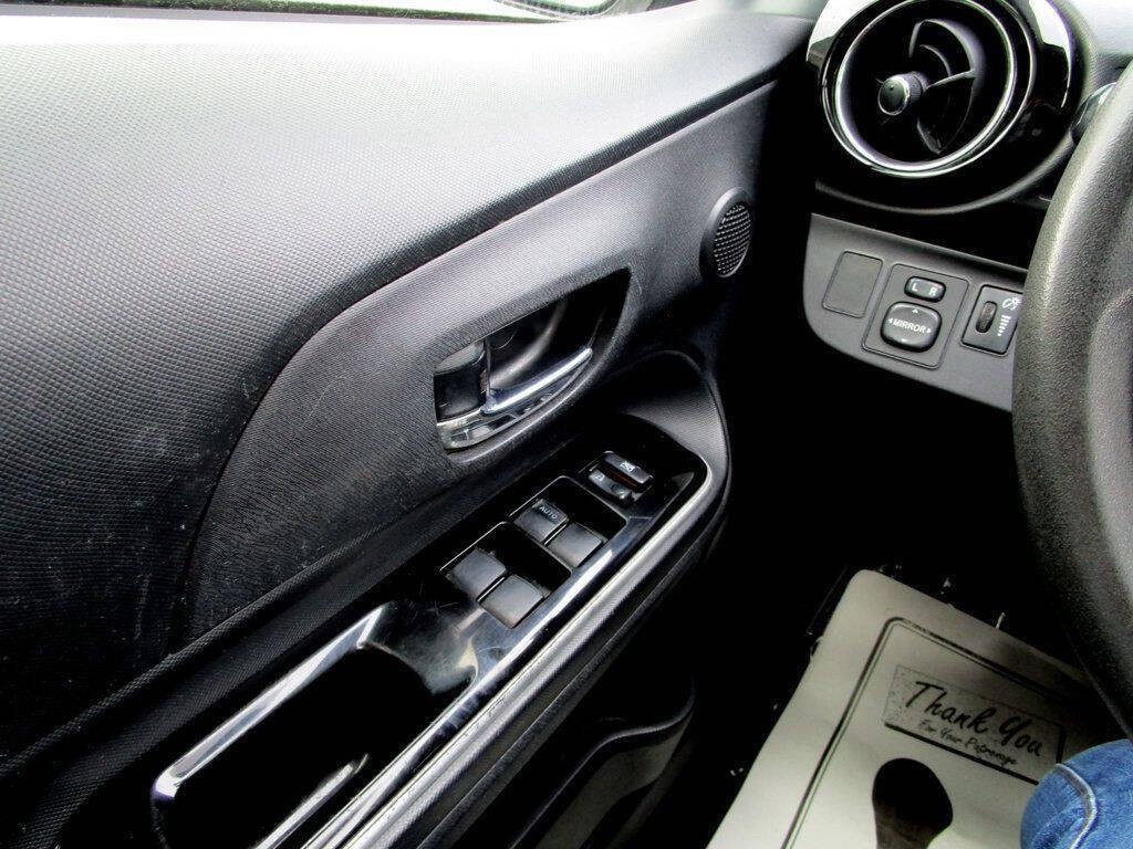 2015 Toyota Prius Image 25