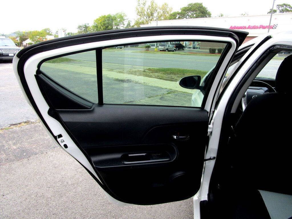 2015 Toyota Prius Image 28