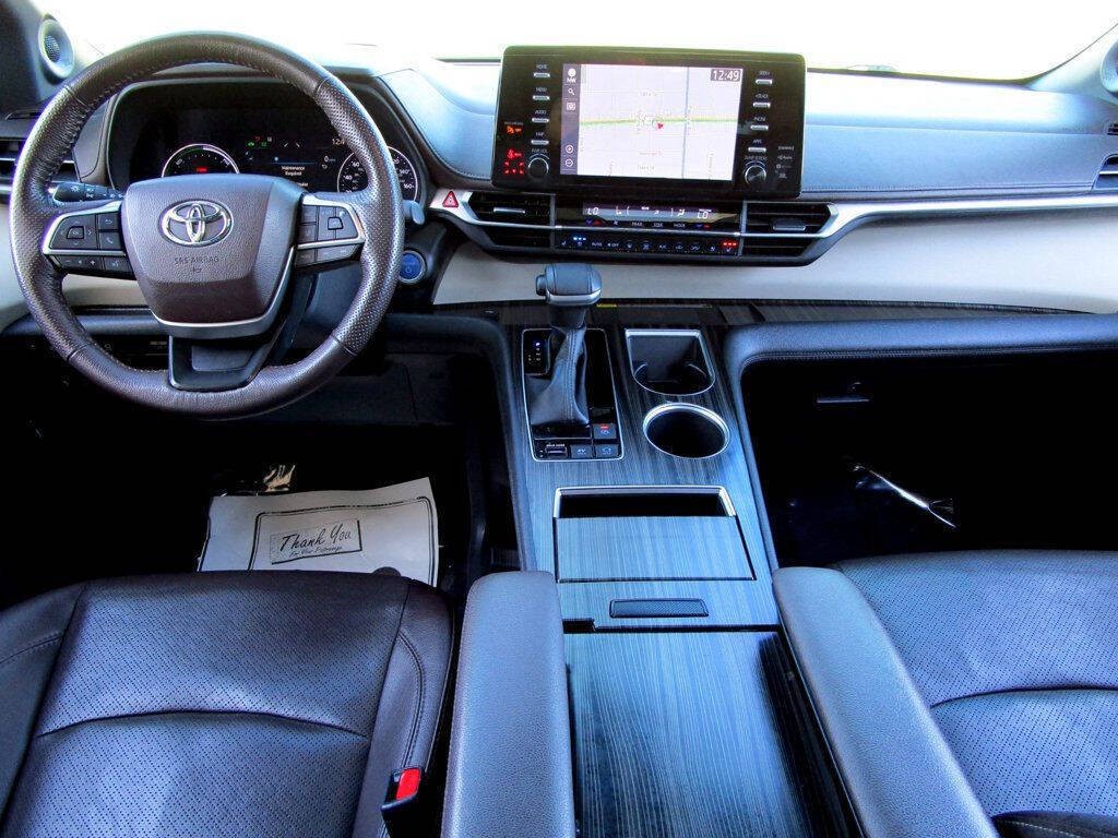 2022 Toyota Sienna Image 2