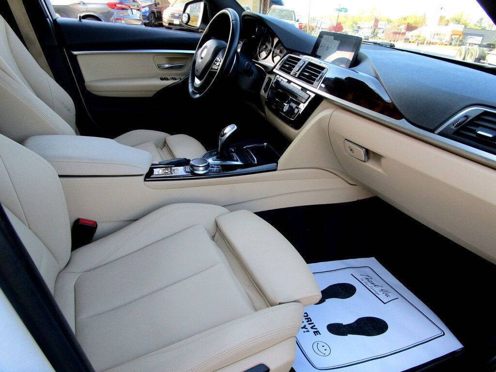 2017 BMW 3 Series Image 14
