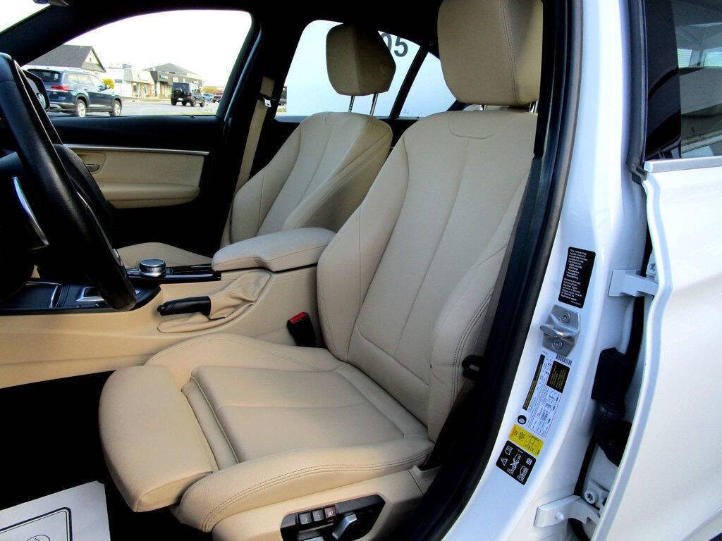 2017 BMW 3 Series Image 16