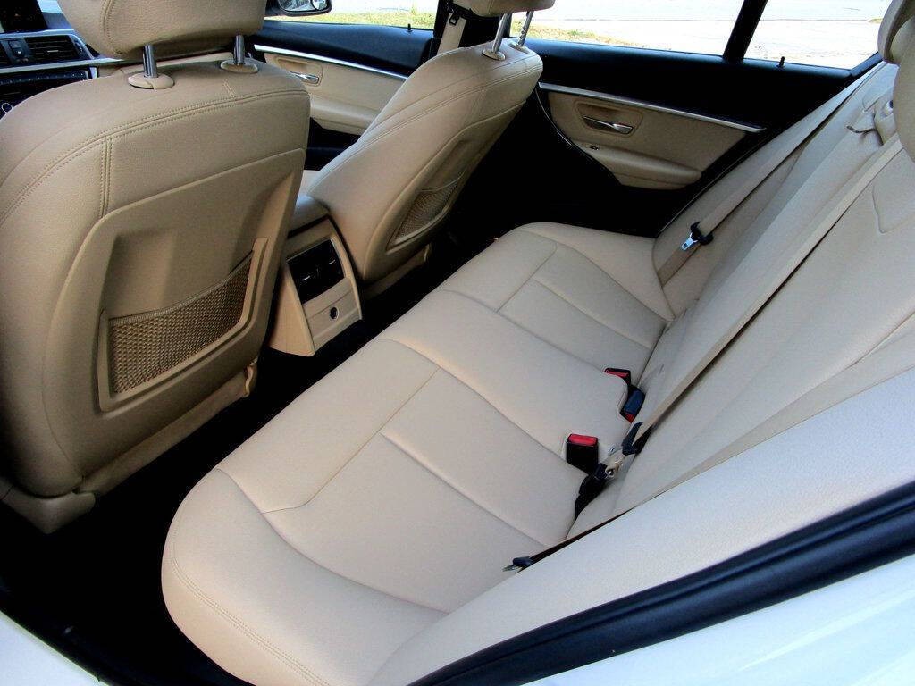 2017 BMW 3 Series Image 17