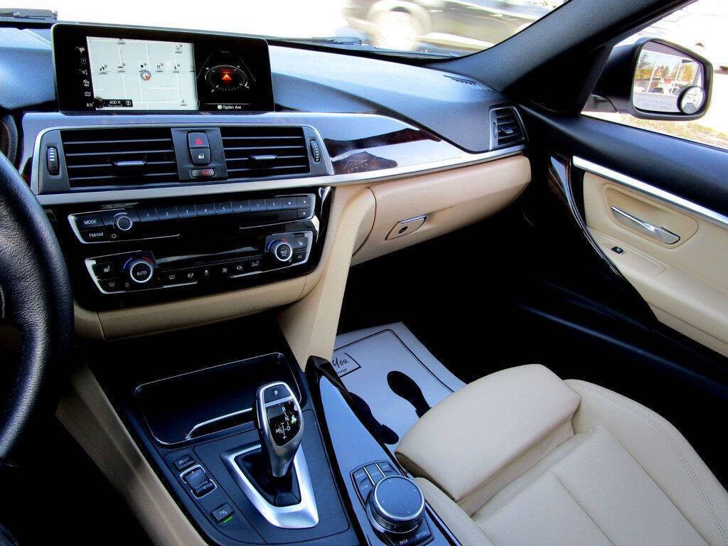 2017 BMW 3 Series Image 23