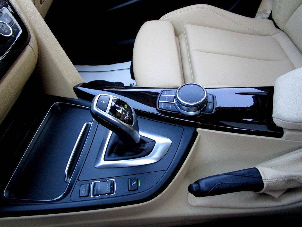 2017 BMW 3 Series Image 24