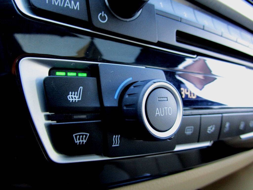 2017 BMW 3 Series Image 25