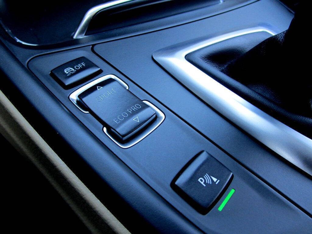 2017 BMW 3 Series Image 26