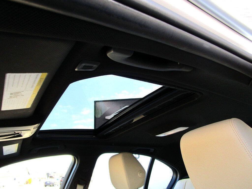 2017 BMW 3 Series Image 28