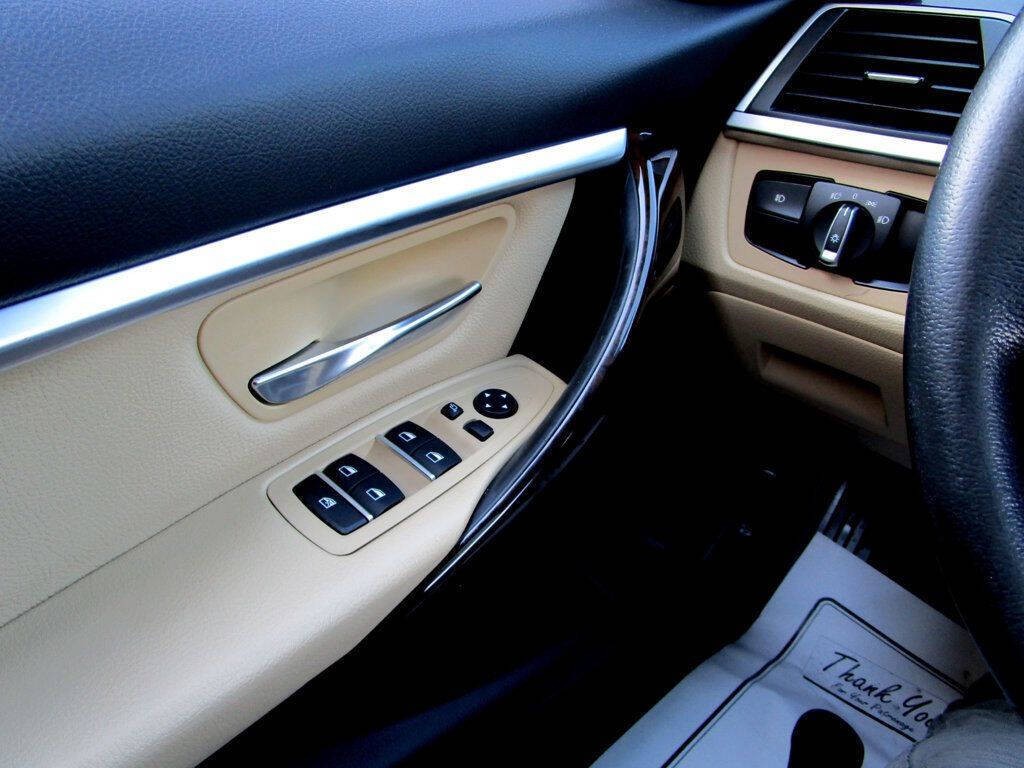 2017 BMW 3 Series Image 31