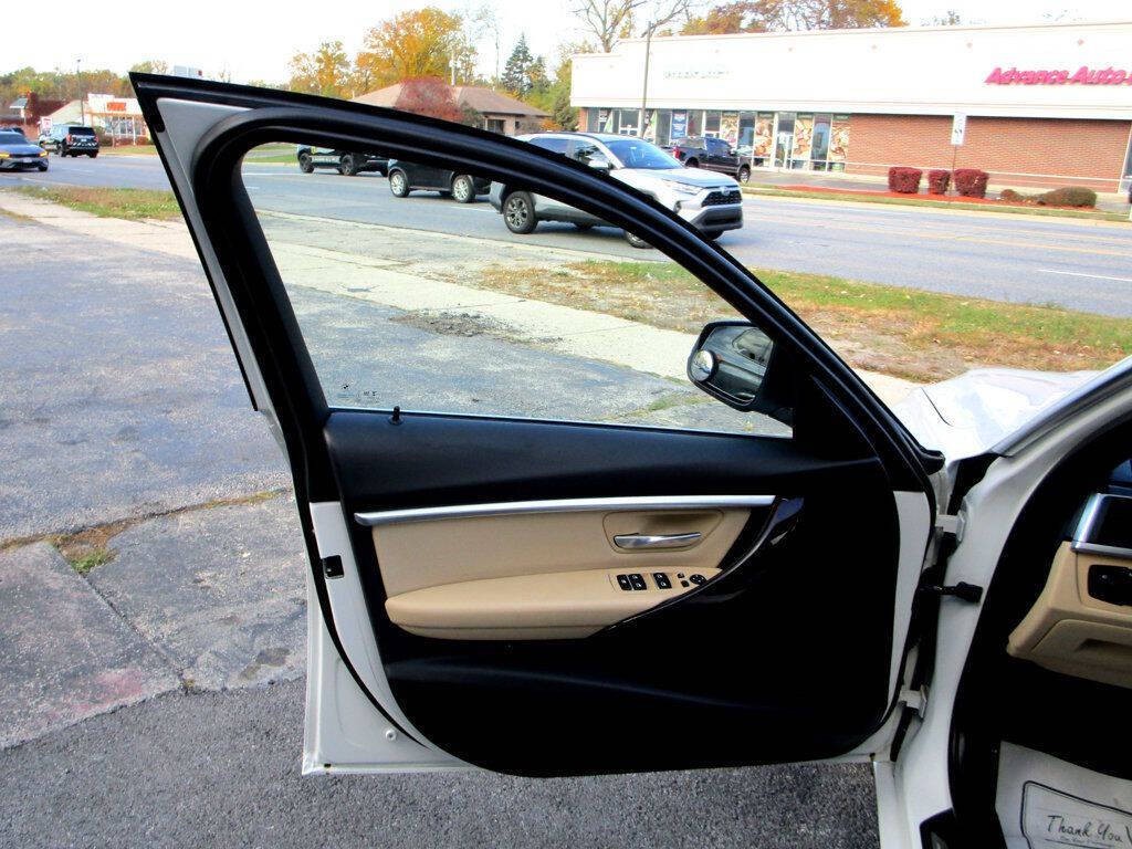 2017 BMW 3 Series Image 32