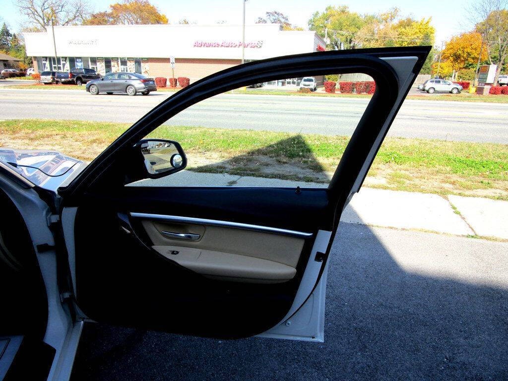 2017 BMW 3 Series Image 33