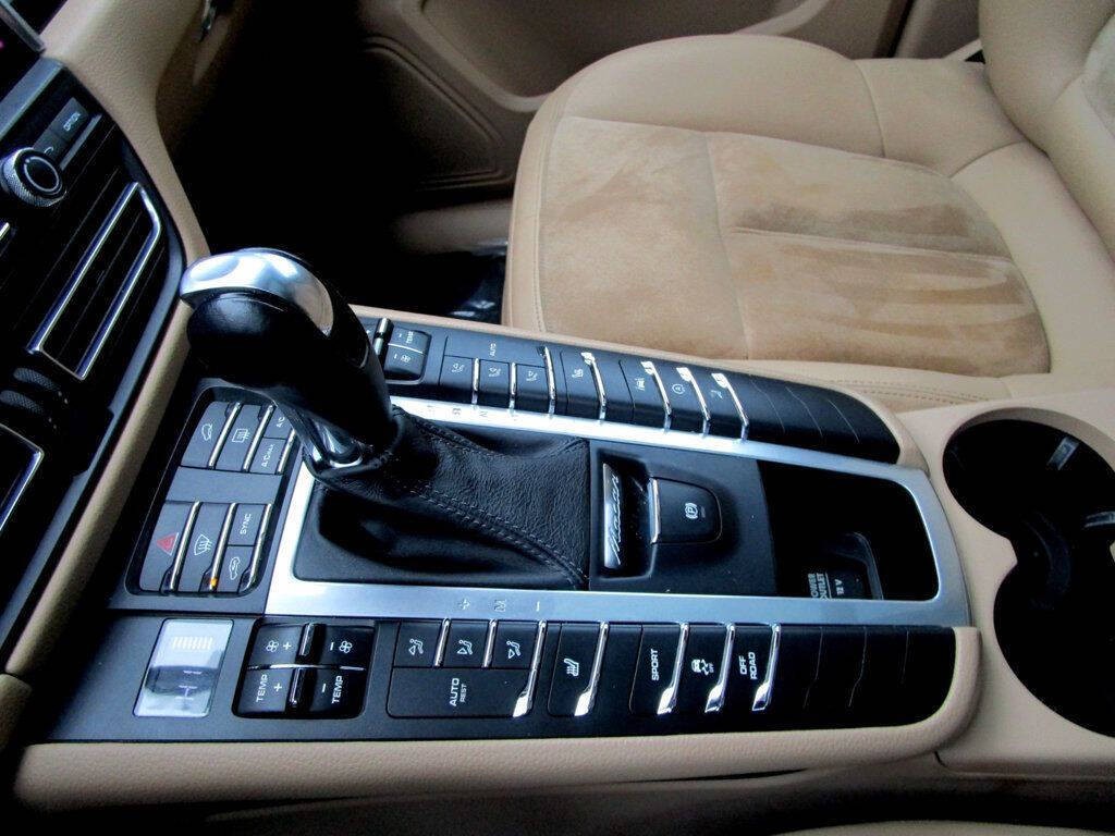 2020 Porsche Macan Image 24