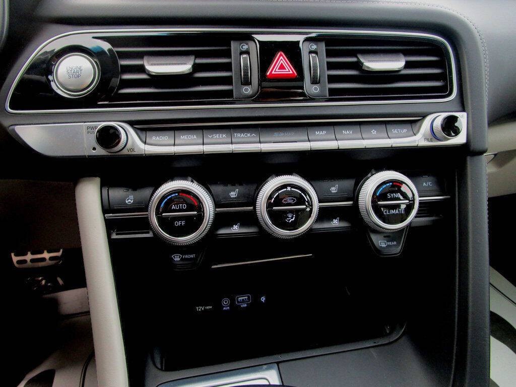 2019 Genesis G70 Image 23