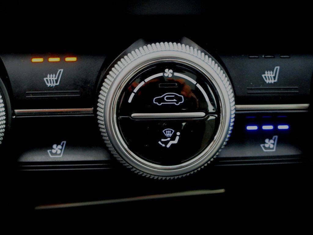 2019 Genesis G70 Image 28