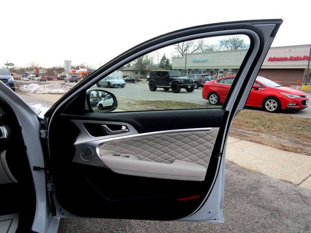 2019 Genesis G70 Image 37