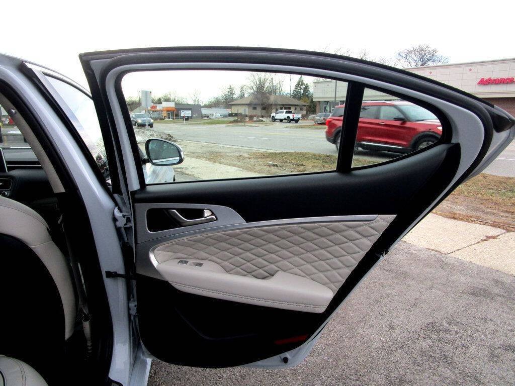 2019 Genesis G70 Image 39