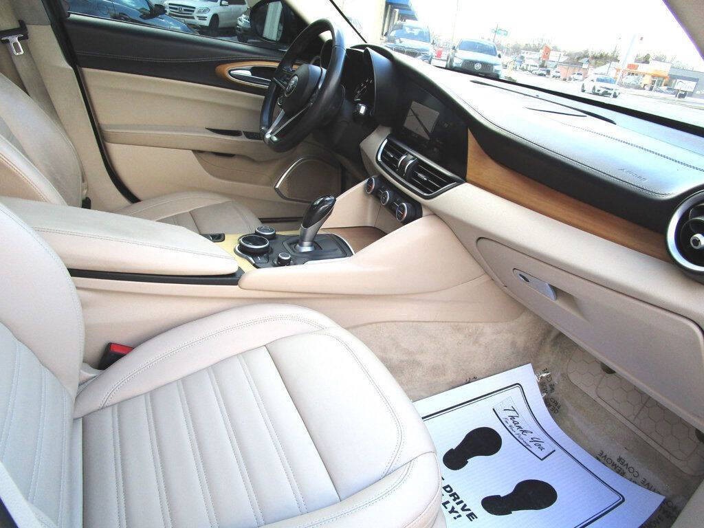 2017 Alfa Romeo Giulia Image 14