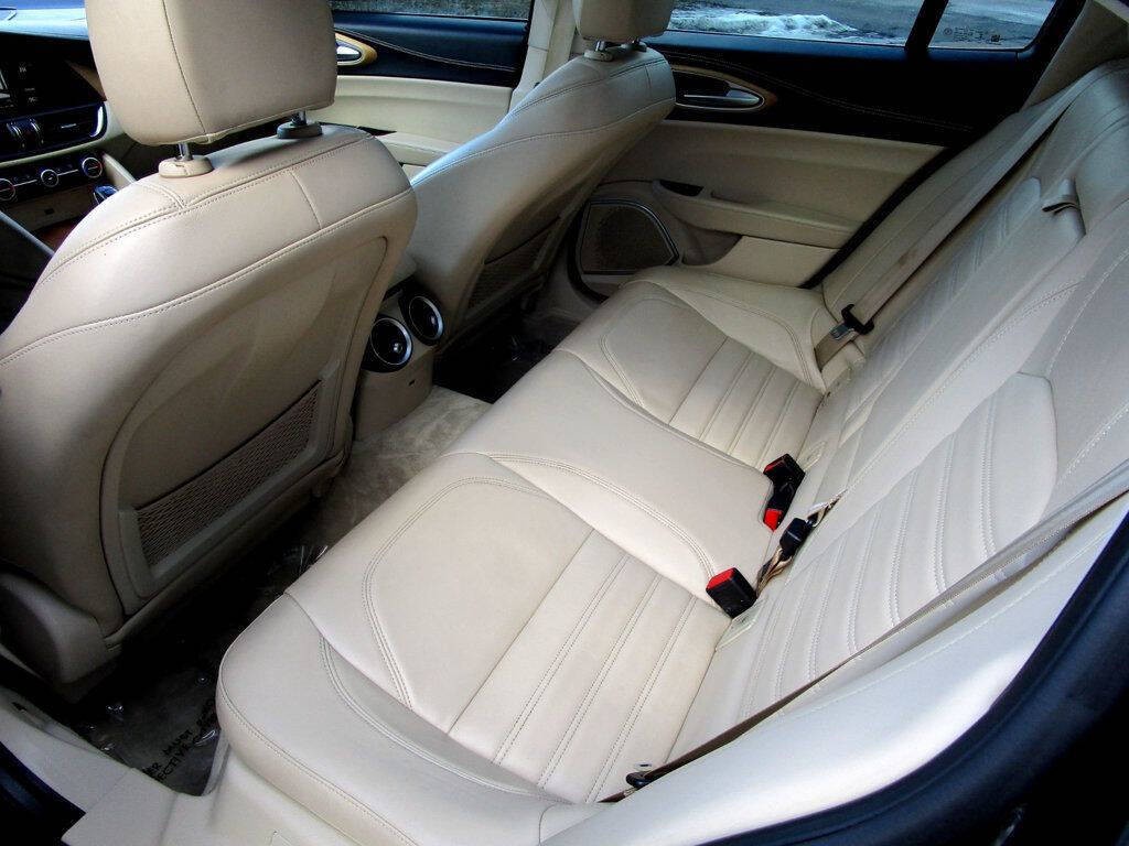 2017 Alfa Romeo Giulia Image 17