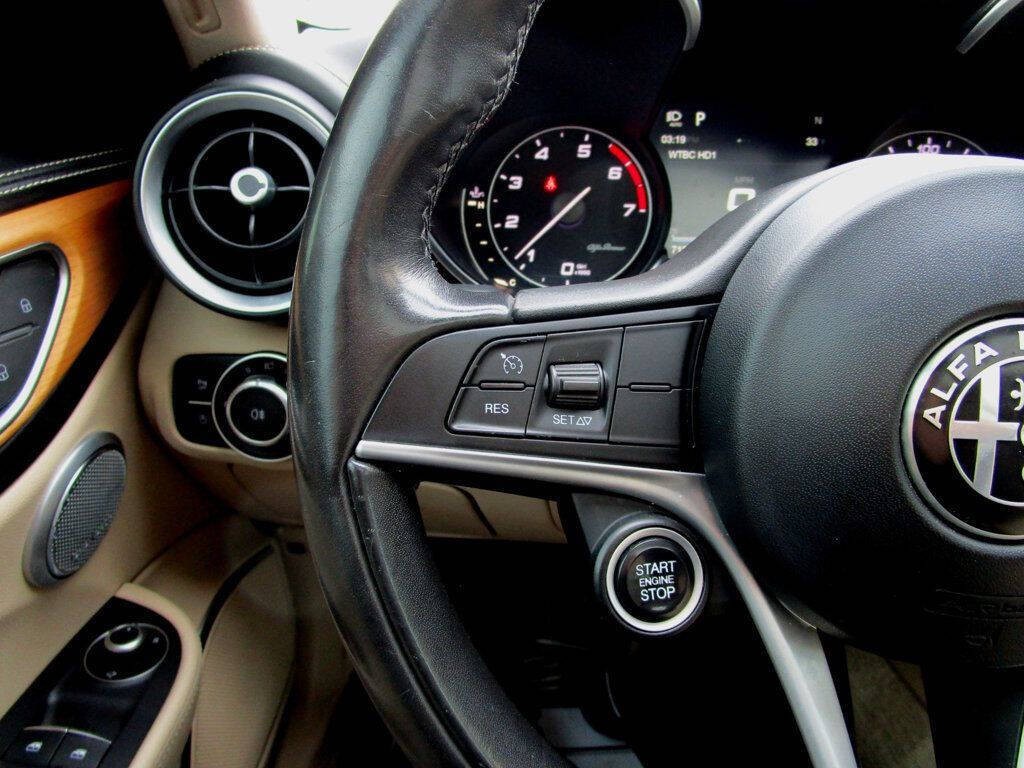 2017 Alfa Romeo Giulia Image 21