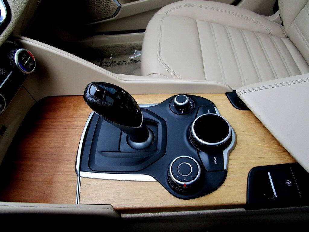 2017 Alfa Romeo Giulia Image 24