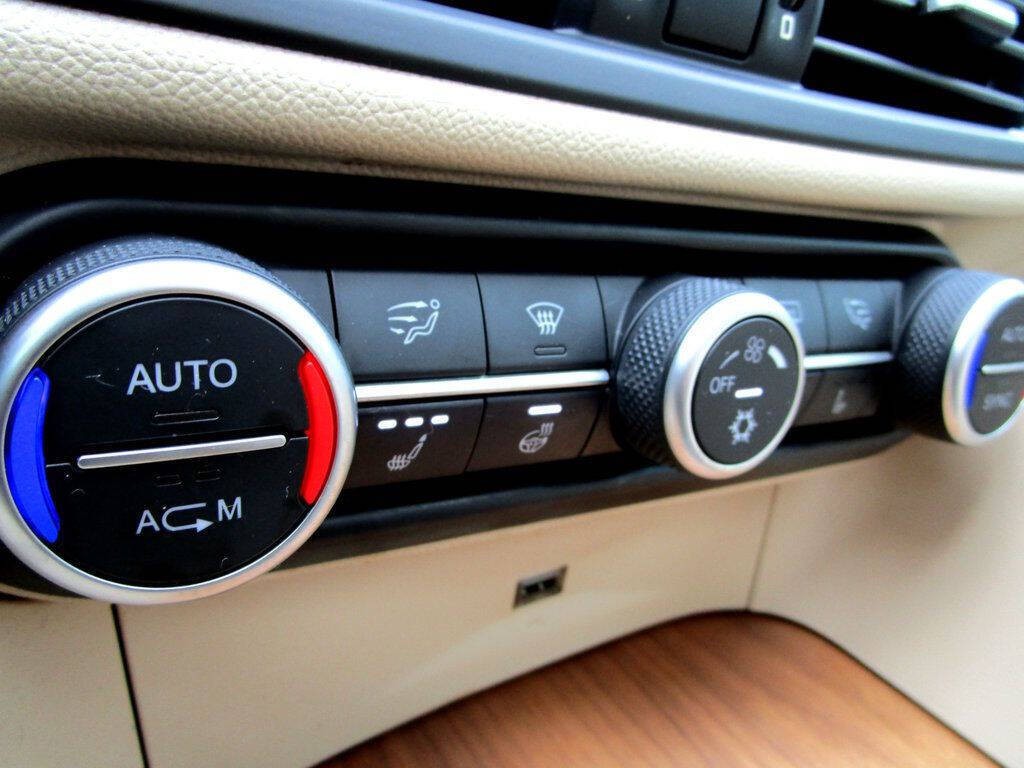 2017 Alfa Romeo Giulia Image 25